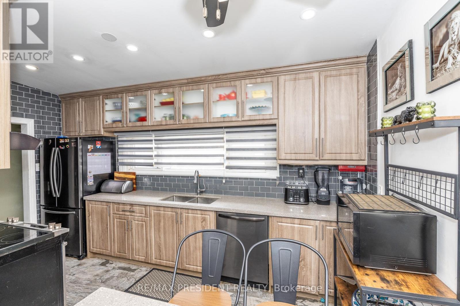 7648 Redstone Road, Mississauga, ON - Indoor Photo Showing Kitchen With Double Sink