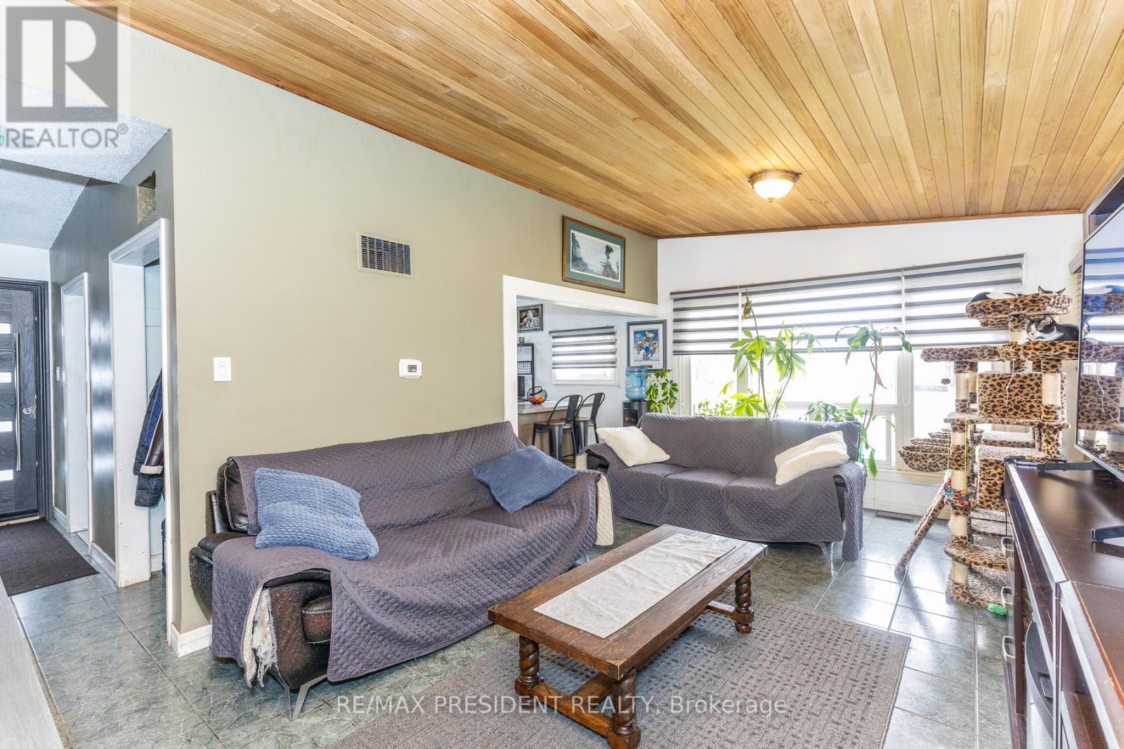 7648 Redstone Road, Mississauga, ON - Indoor Photo Showing Living Room