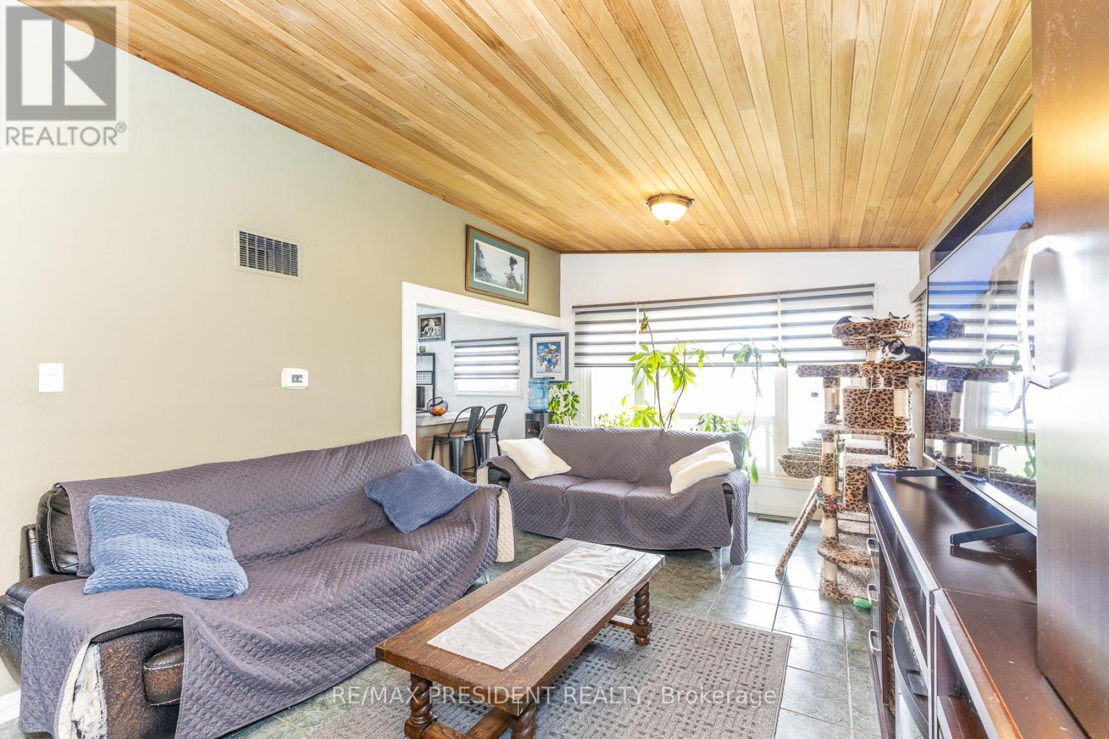 7648 Redstone Road, Mississauga, ON - Indoor Photo Showing Living Room