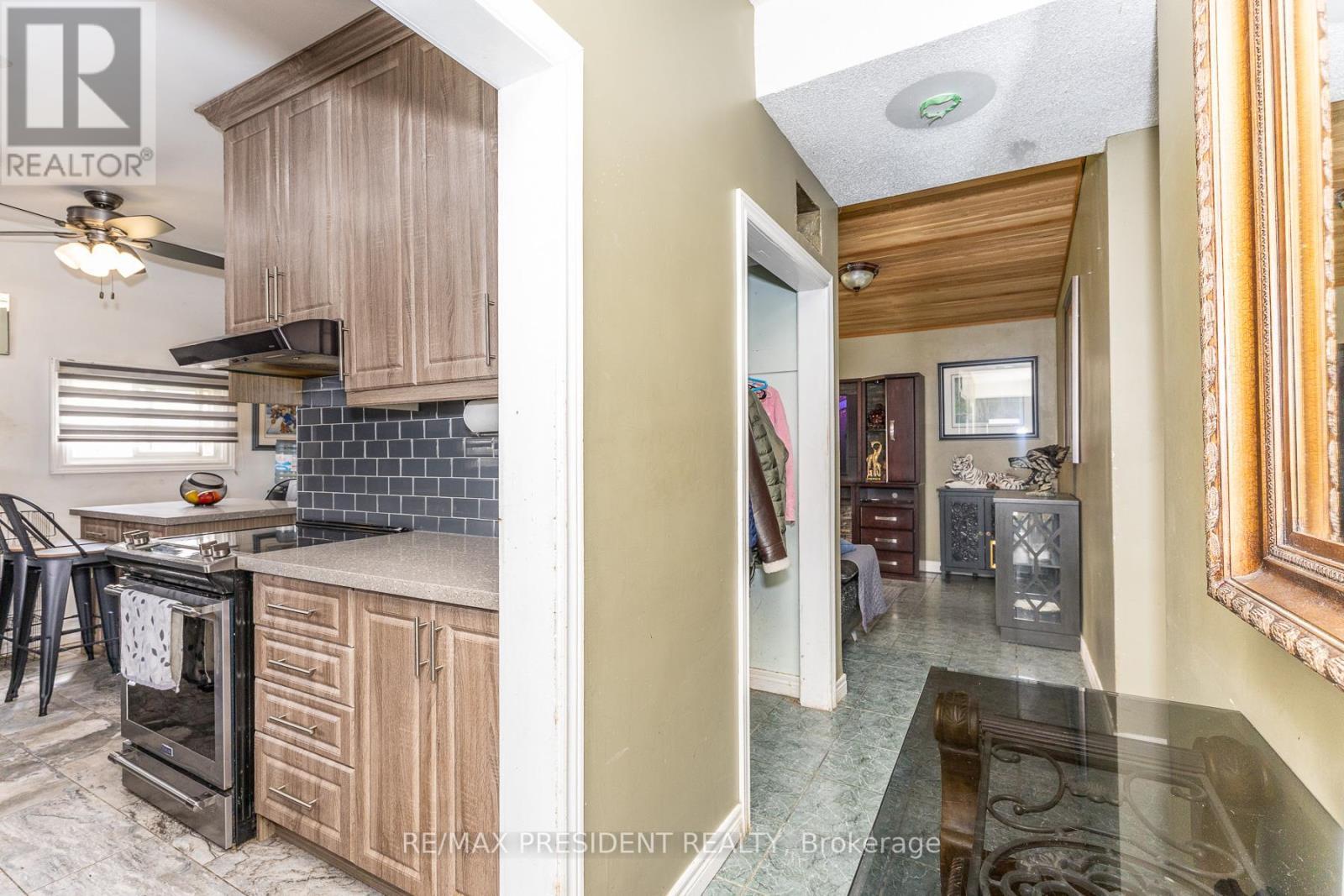 7648 Redstone Road, Mississauga, ON - Indoor Photo Showing Kitchen