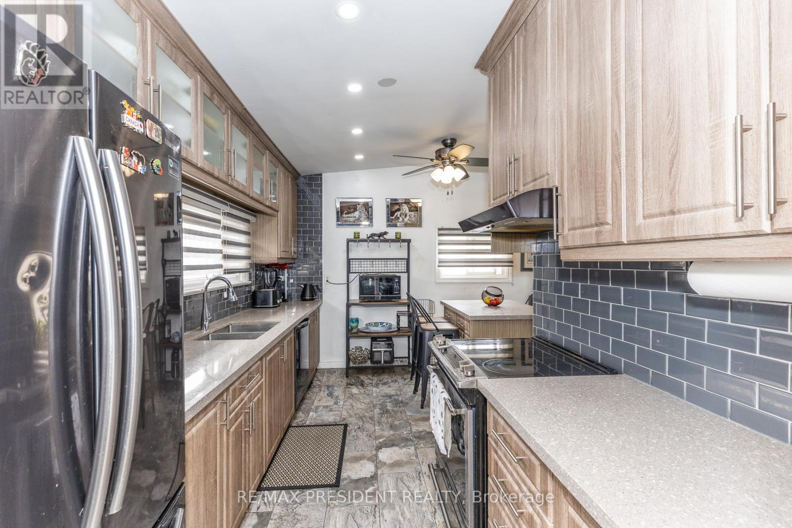 7648 Redstone Road, Mississauga, ON - Indoor Photo Showing Kitchen With Double Sink With Upgraded Kitchen