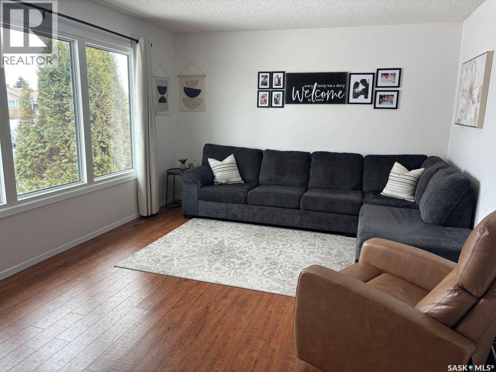 18 Waterloo Road, Yorkton, SK - Indoor Photo Showing Living Room