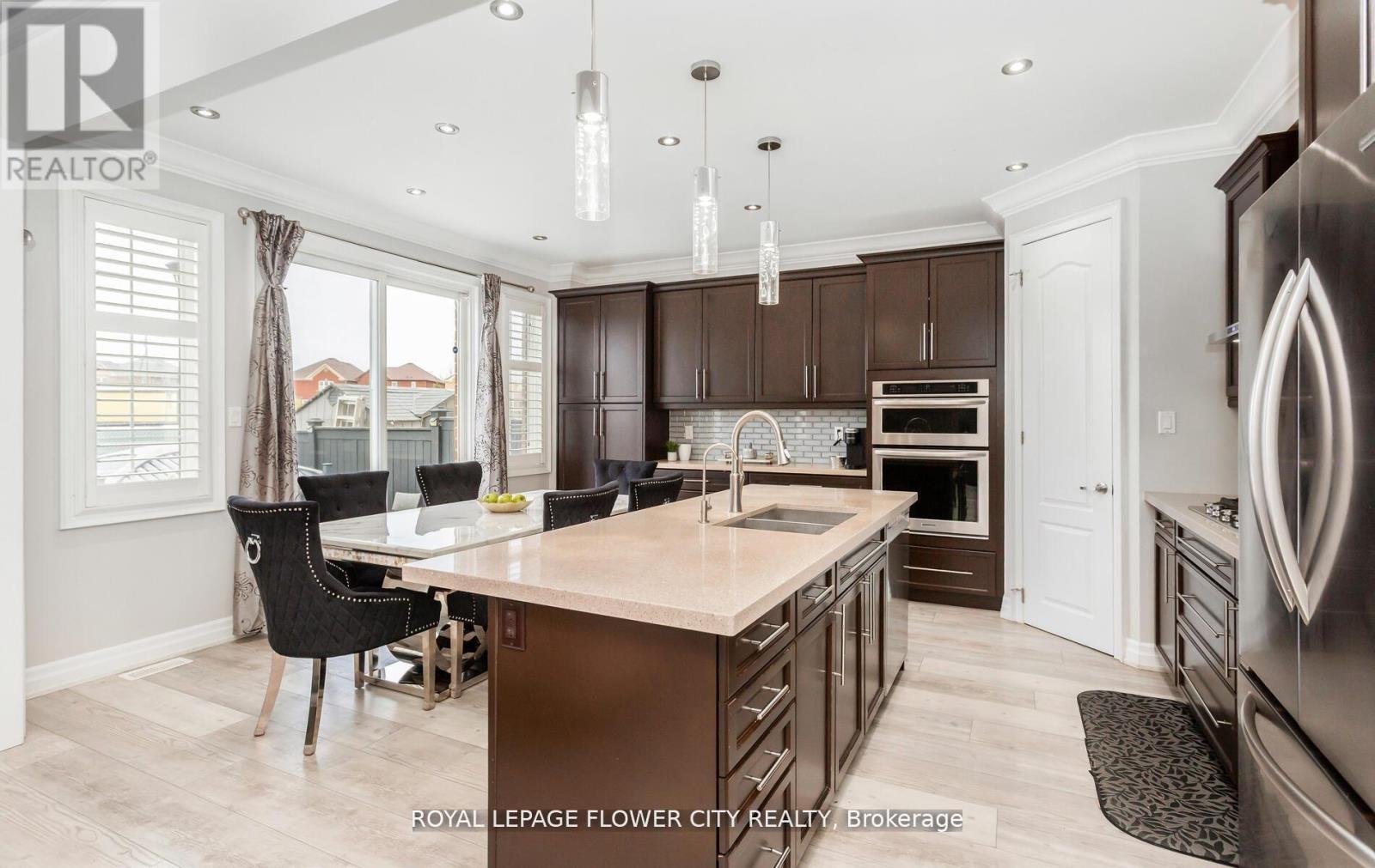 21 Arkwright Drive, Brampton, ON - Indoor Photo Showing Kitchen With Double Sink With Upgraded Kitchen
