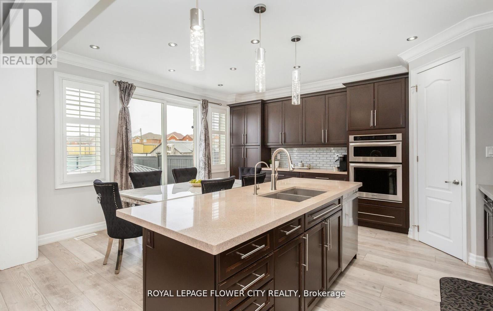 21 Arkwright Drive, Brampton, ON - Indoor Photo Showing Kitchen With Double Sink With Upgraded Kitchen
