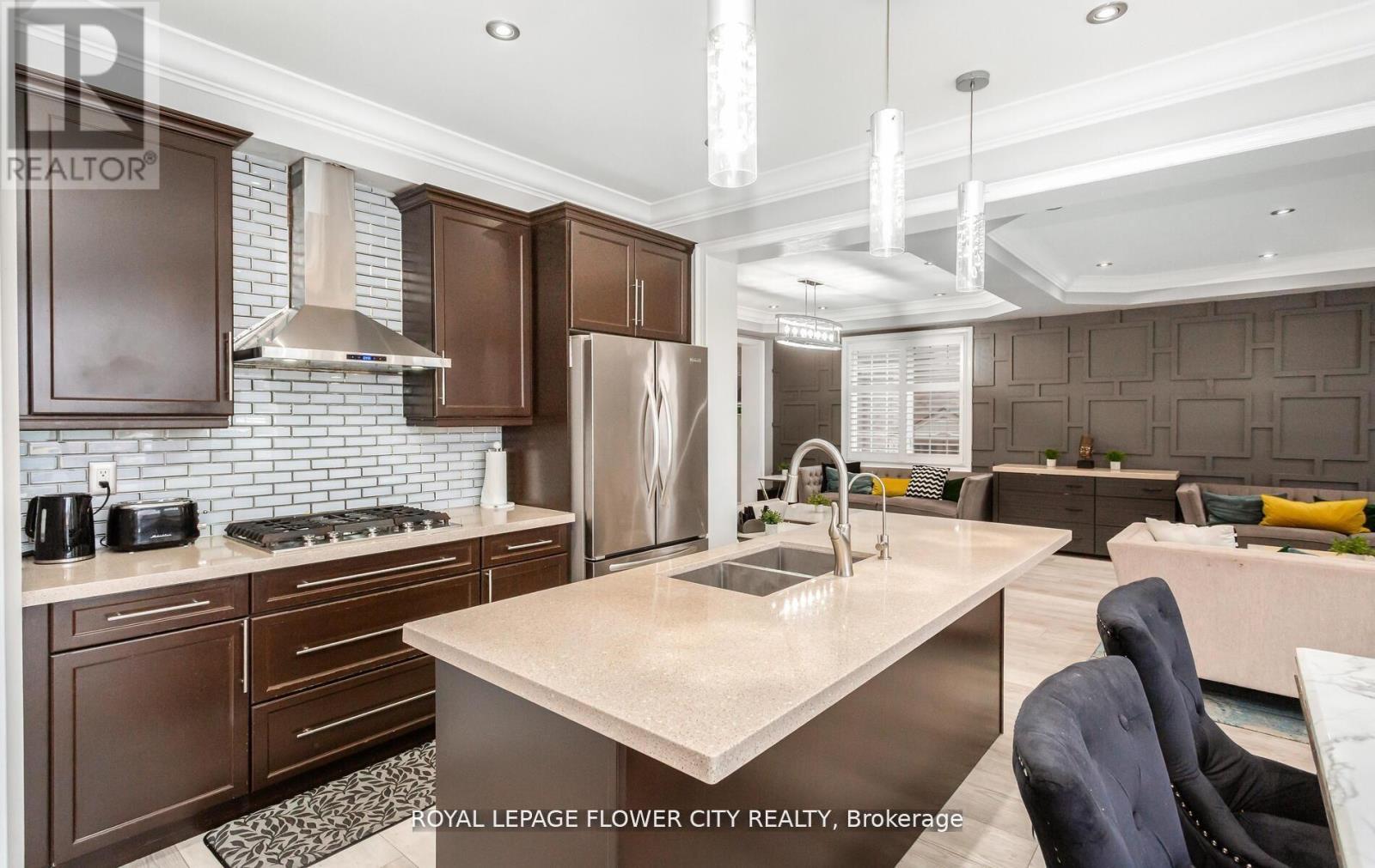 21 Arkwright Drive, Brampton, ON - Indoor Photo Showing Kitchen With Stainless Steel Kitchen With Double Sink With Upgraded Kitchen