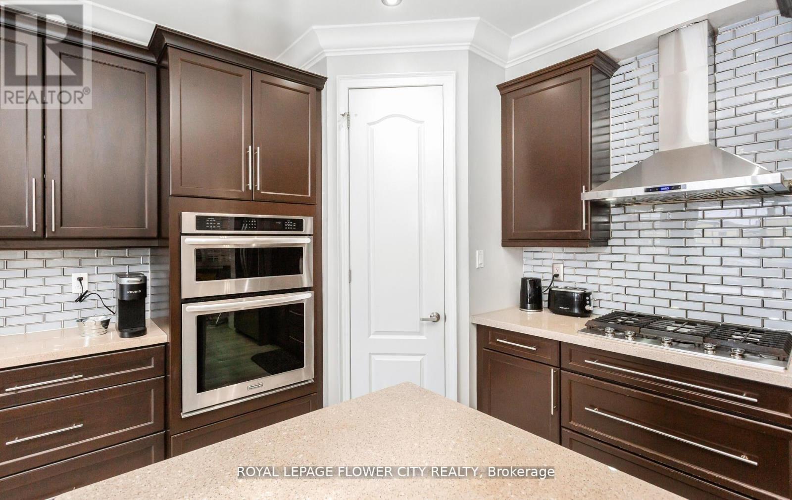 21 Arkwright Drive, Brampton, ON - Indoor Photo Showing Kitchen With Upgraded Kitchen