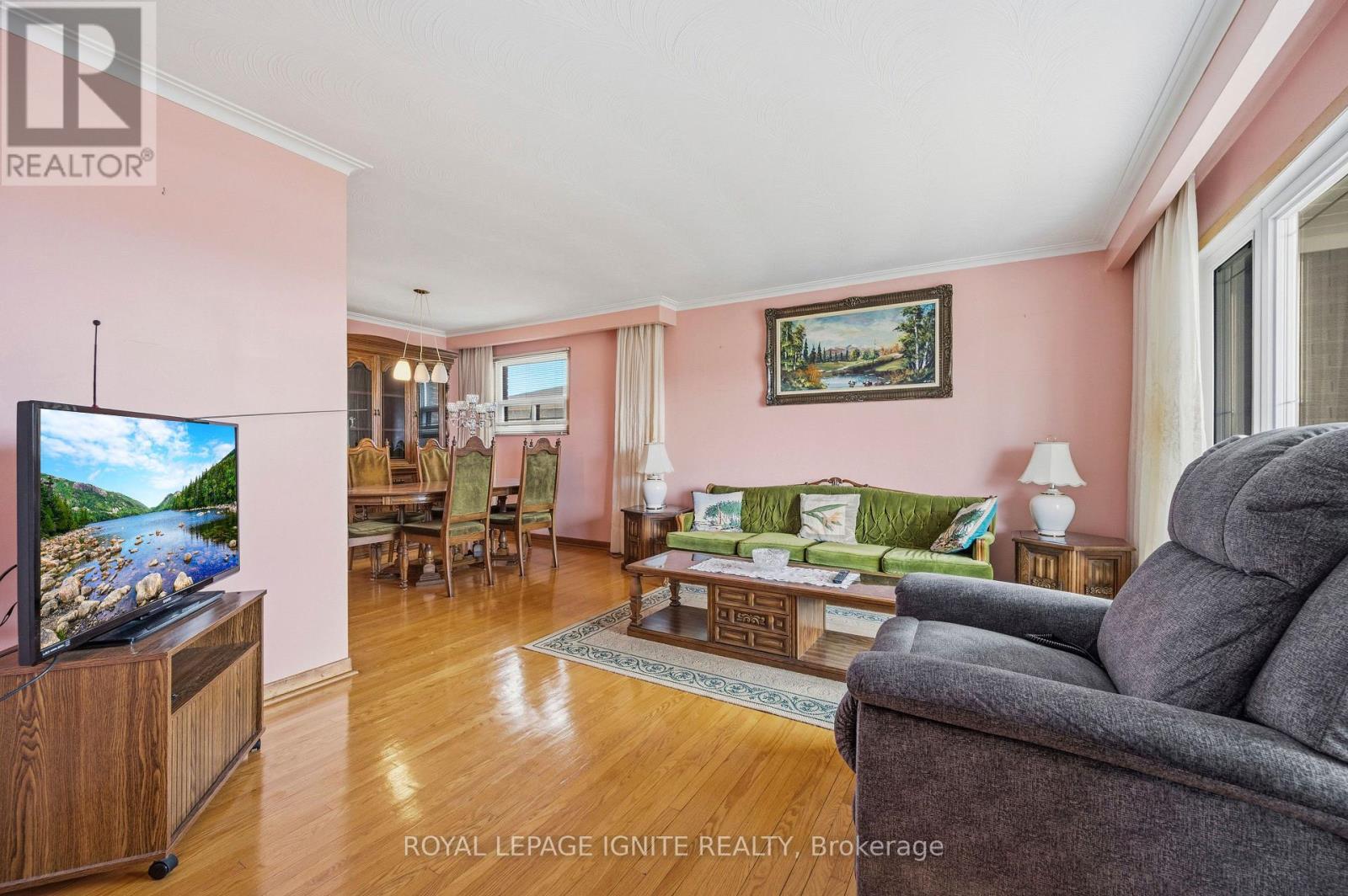 3746 Teeswater Road, Mississauga, ON - Indoor Photo Showing Living Room