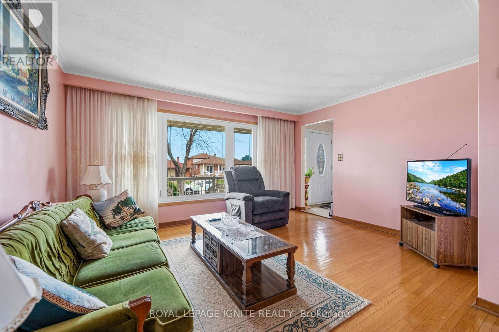 3746 Teeswater Road, Mississauga, ON - Indoor Photo Showing Living Room