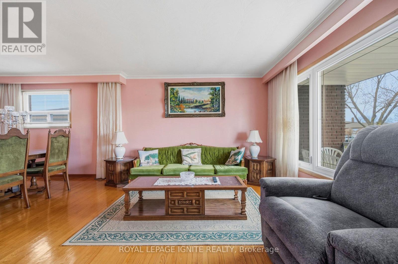 3746 Teeswater Road, Mississauga, ON - Indoor Photo Showing Living Room