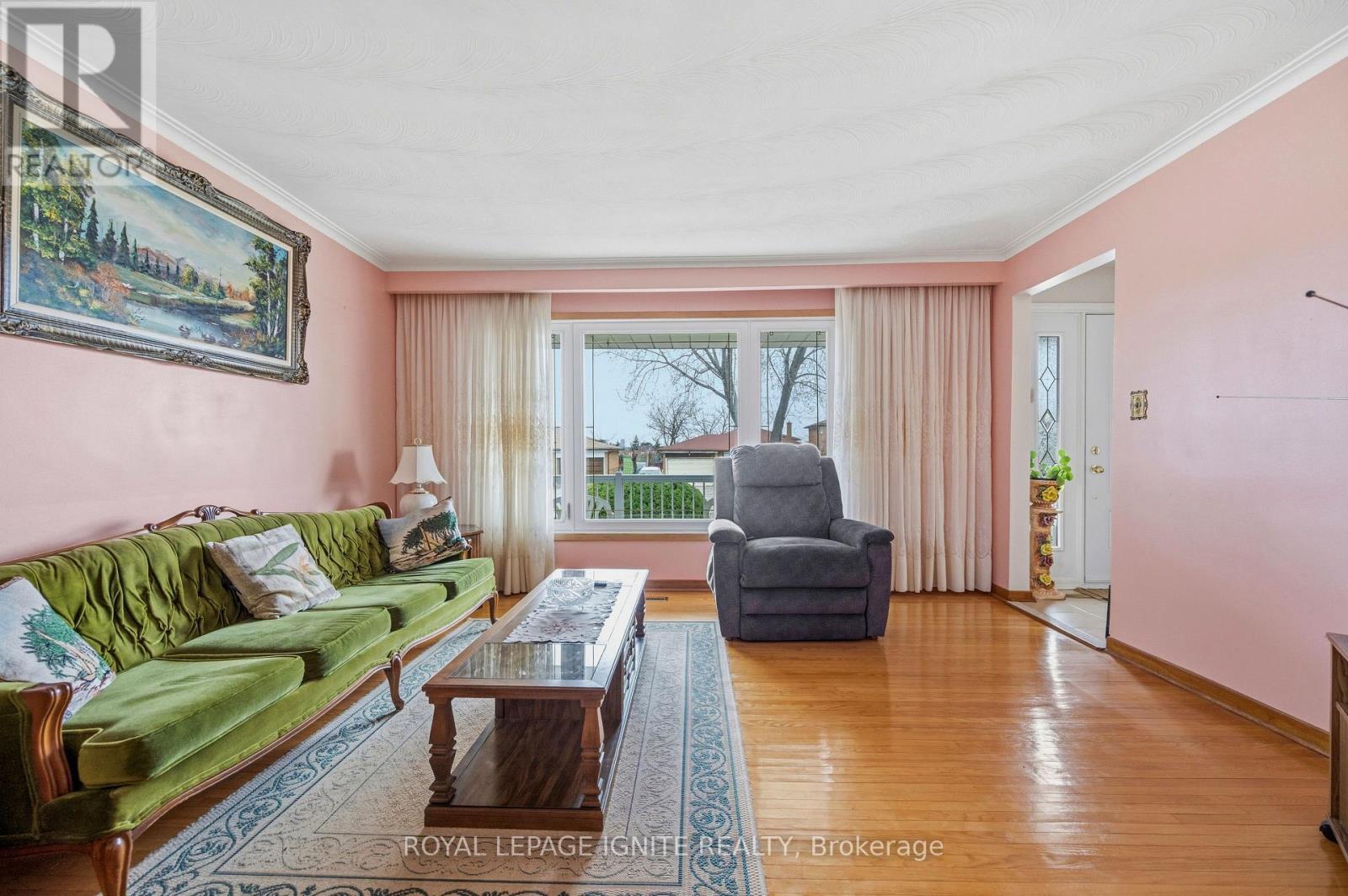 3746 Teeswater Road, Mississauga, ON - Indoor Photo Showing Living Room