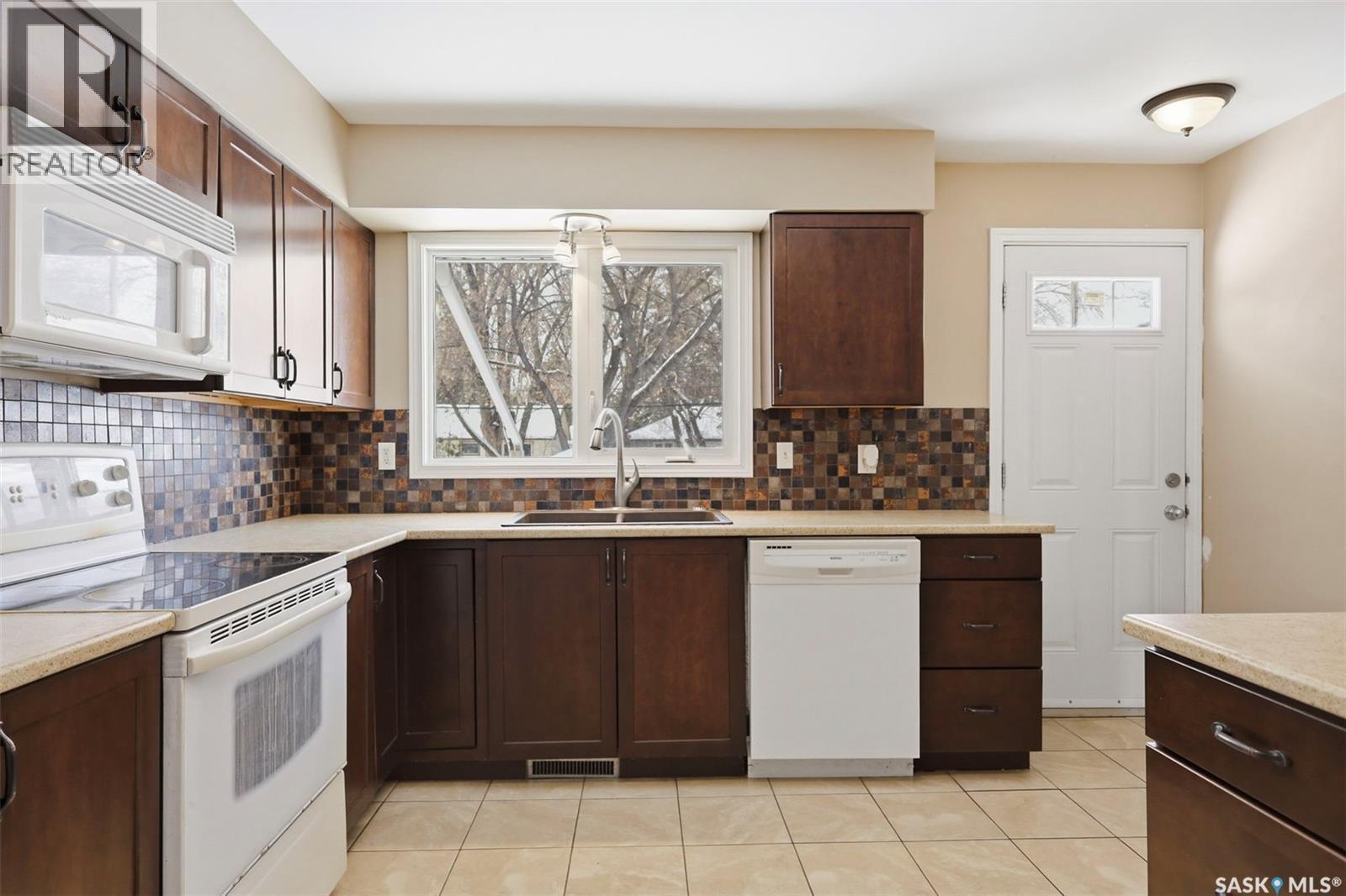 2610 Cascade Street, Saskatoon, SK - Indoor Photo Showing Kitchen With Double Sink