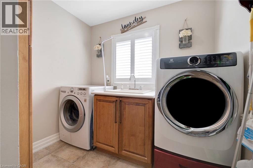 477 Burnett Avenue, Cambridge, ON - Indoor Photo Showing Laundry Room