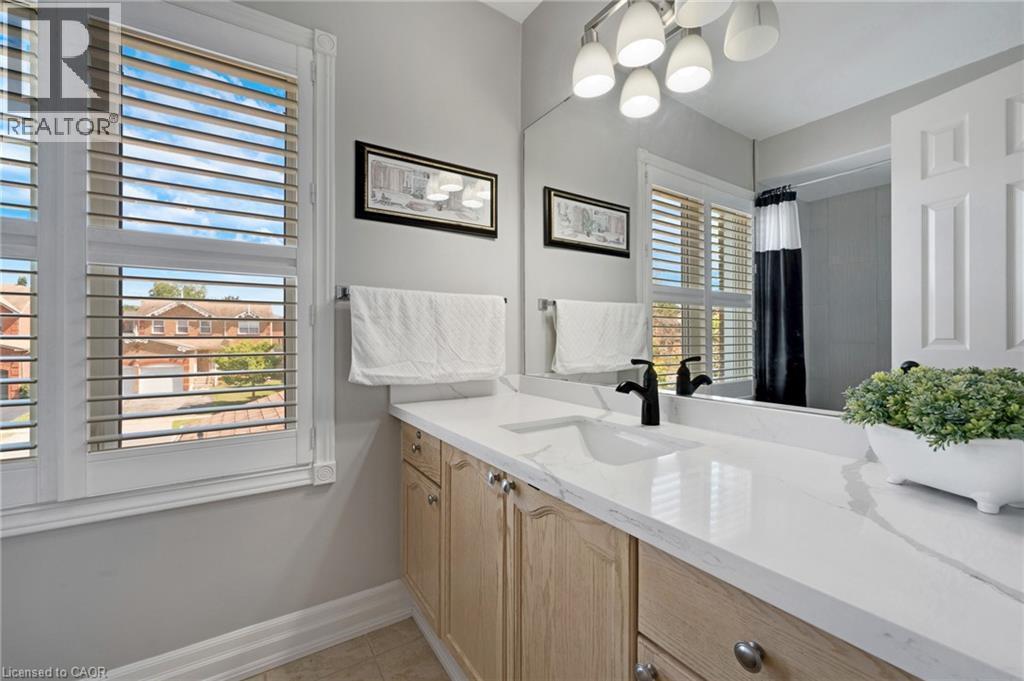 477 Burnett Avenue, Cambridge, ON - Indoor Photo Showing Bathroom