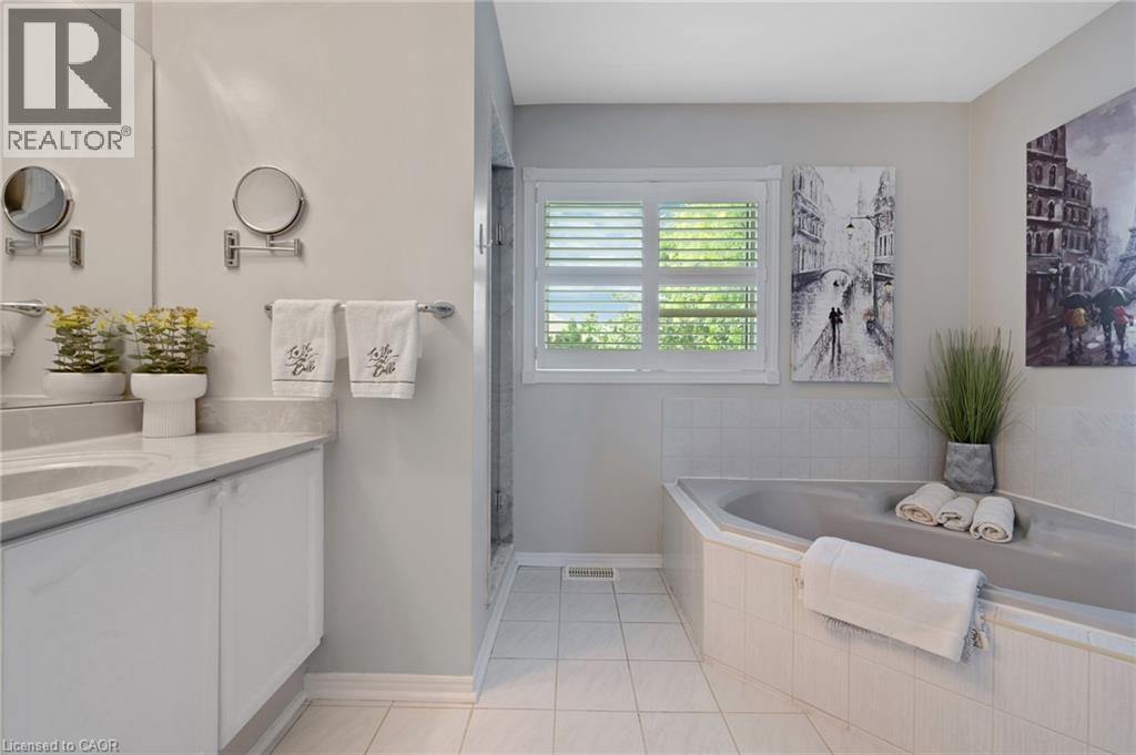 477 Burnett Avenue, Cambridge, ON - Indoor Photo Showing Bathroom