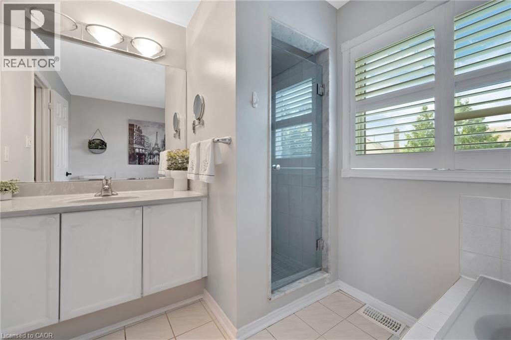 477 Burnett Avenue, Cambridge, ON - Indoor Photo Showing Bathroom