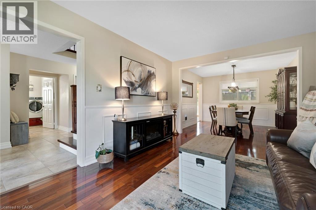 477 Burnett Avenue, Cambridge, ON - Indoor Photo Showing Living Room