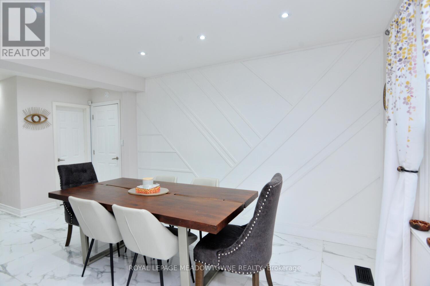 825 North Service Road, Mississauga, ON - Indoor Photo Showing Dining Room