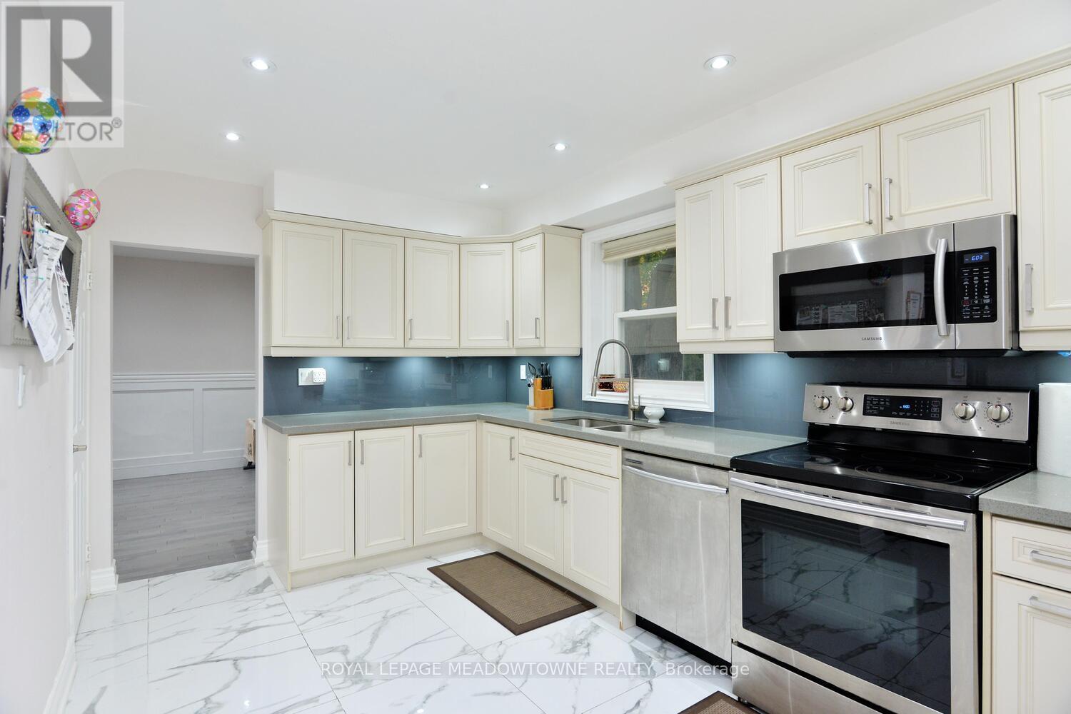825 North Service Road, Mississauga, ON - Indoor Photo Showing Kitchen With Double Sink