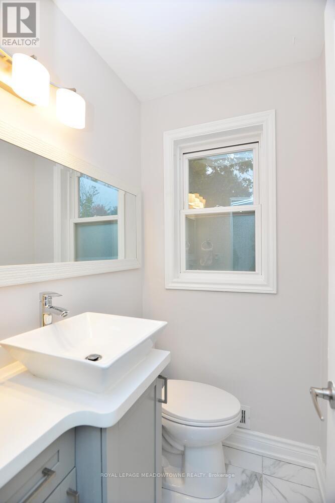 825 North Service Road, Mississauga, ON - Indoor Photo Showing Bathroom