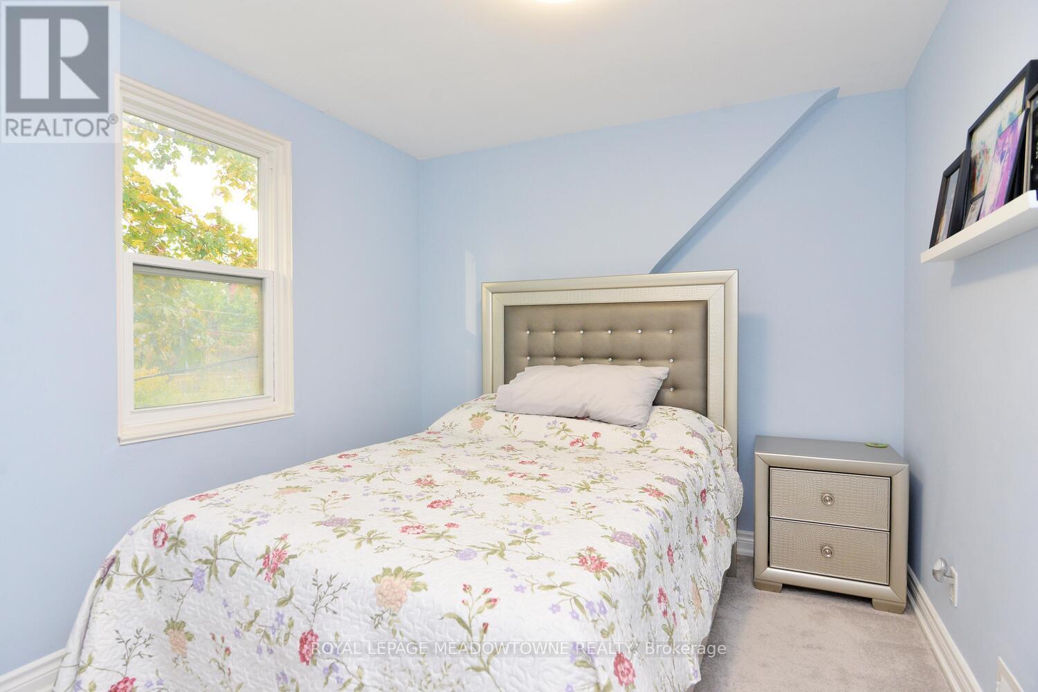 825 North Service Road, Mississauga, ON - Indoor Photo Showing Bedroom