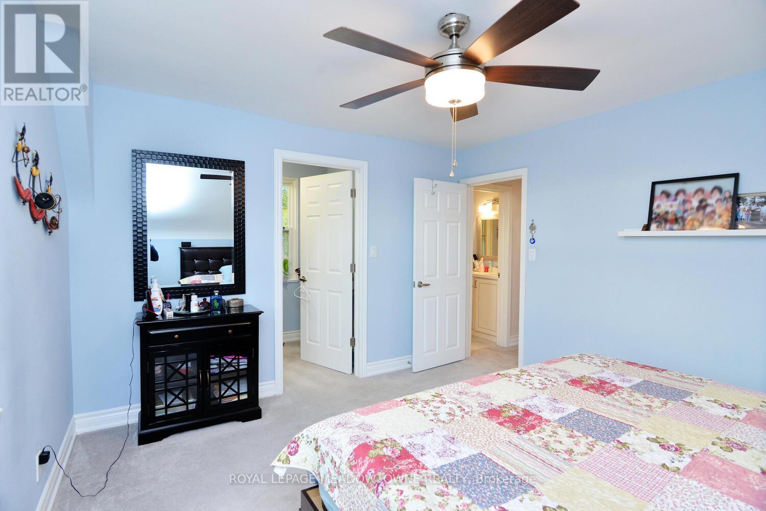 825 North Service Road, Mississauga, ON - Indoor Photo Showing Bedroom