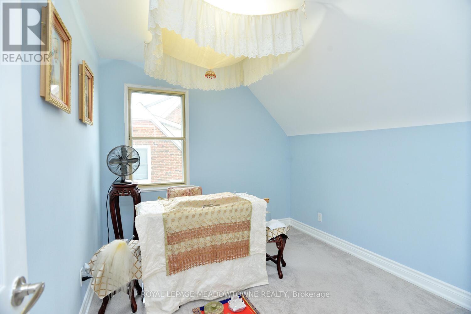825 North Service Road, Mississauga, ON - Indoor