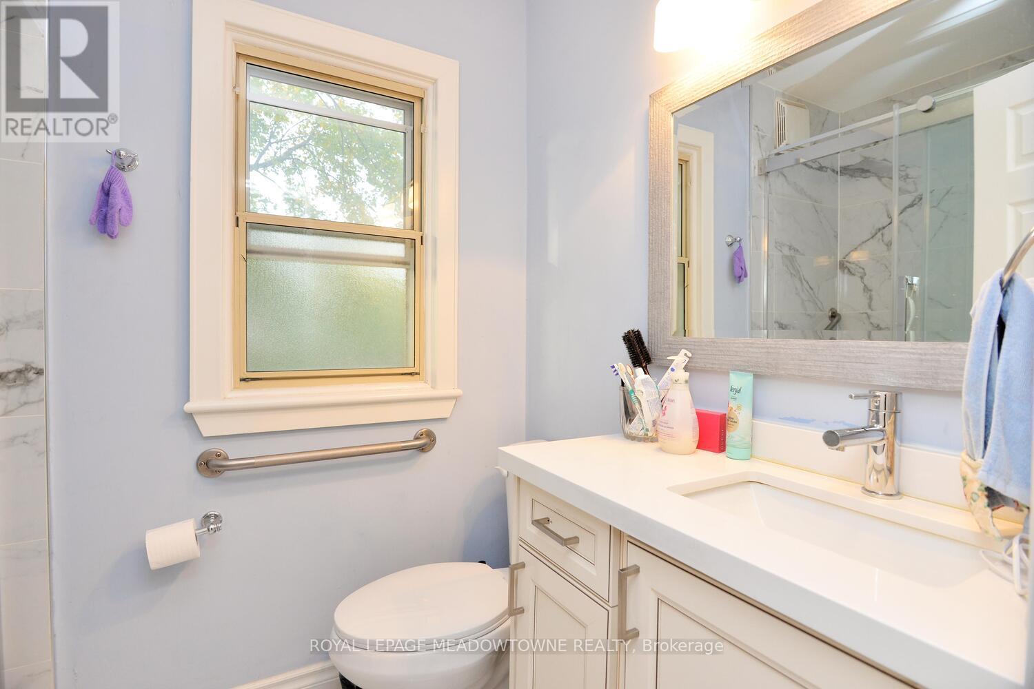 825 North Service Road, Mississauga, ON - Indoor Photo Showing Bathroom