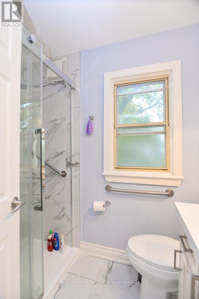 825 North Service Road, Mississauga, ON - Indoor Photo Showing Bathroom