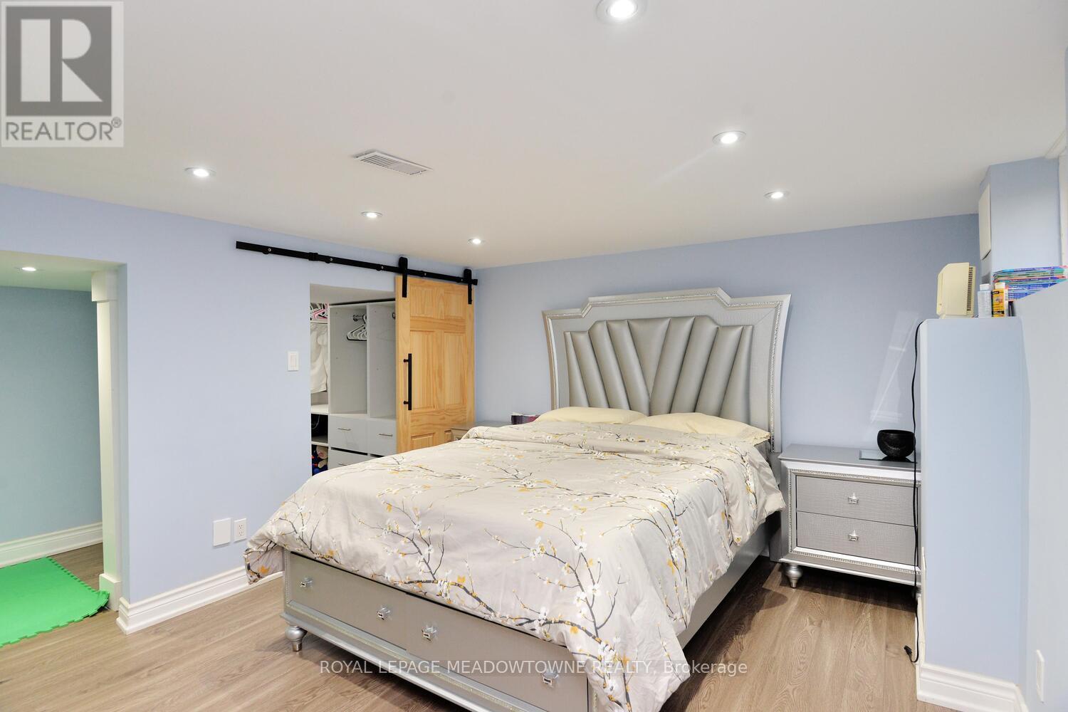825 North Service Road, Mississauga, ON - Indoor Photo Showing Bedroom