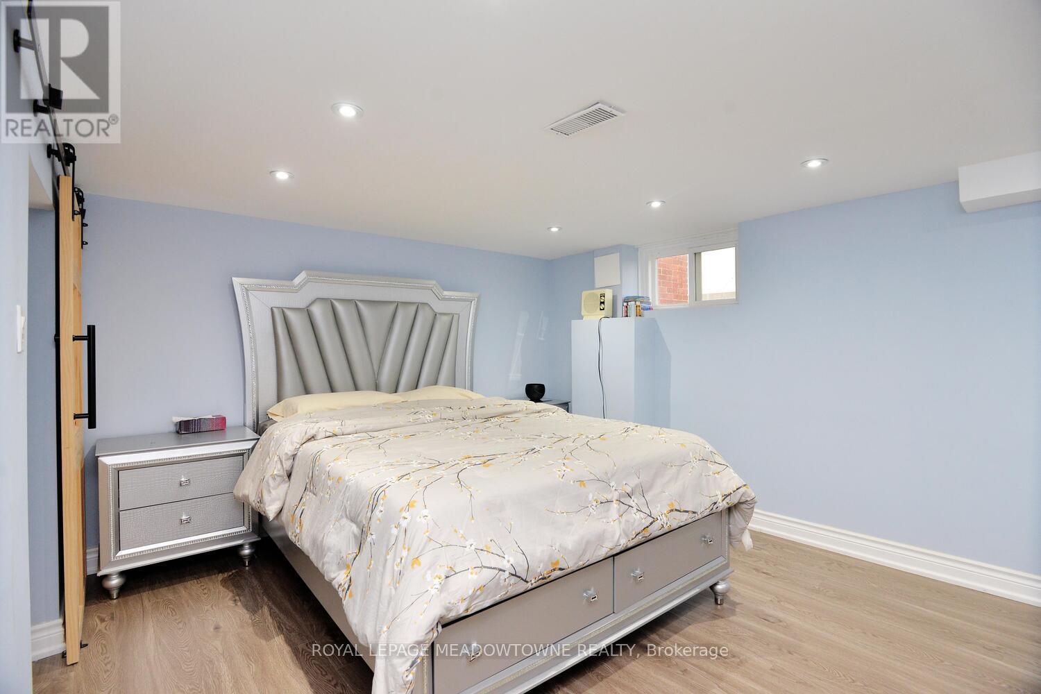 825 North Service Road, Mississauga, ON - Indoor Photo Showing Bedroom