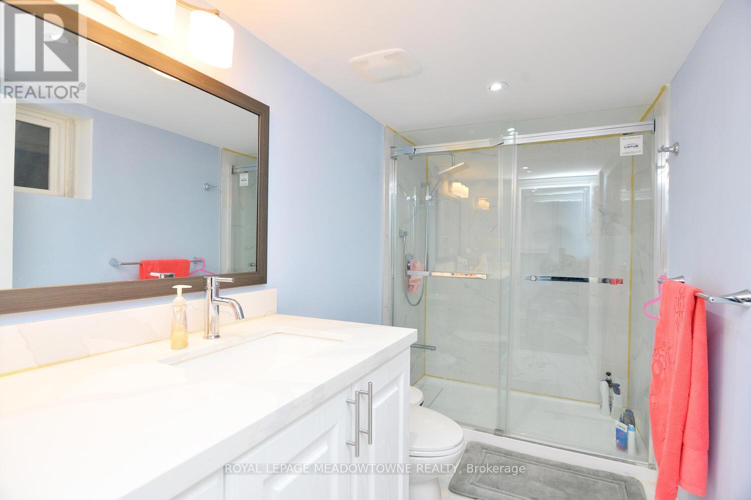 825 North Service Road, Mississauga, ON - Indoor Photo Showing Bathroom