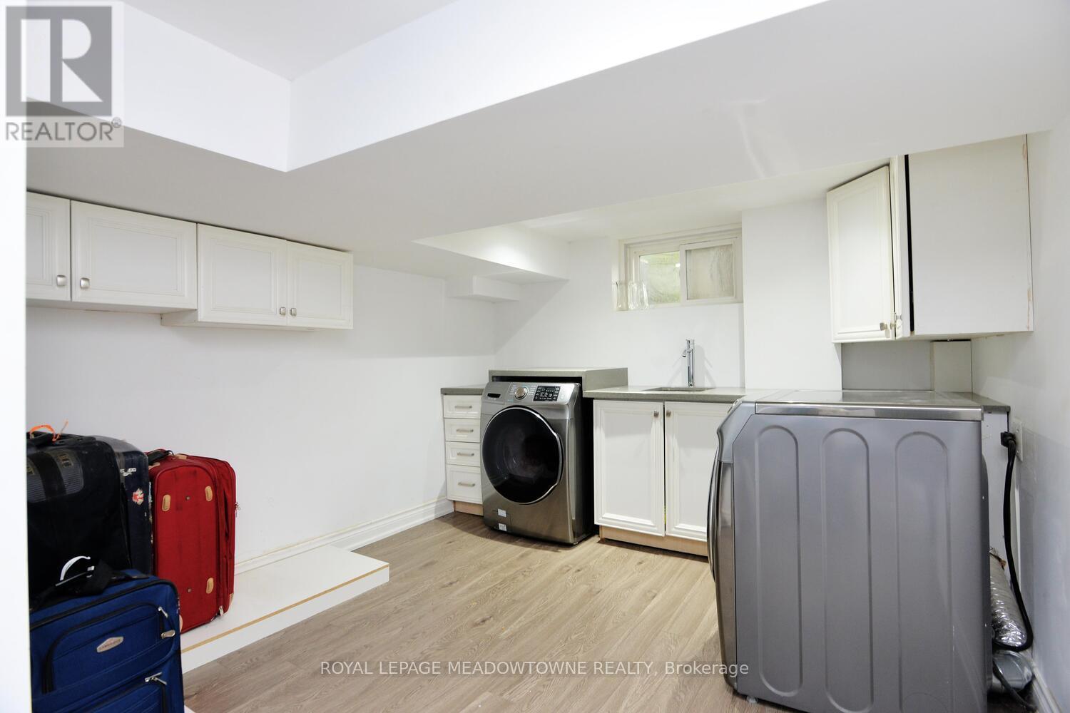 825 North Service Road, Mississauga, ON - Indoor Photo Showing Laundry Room