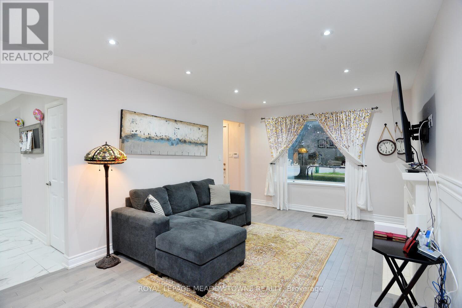825 North Service Road, Mississauga, ON - Indoor Photo Showing Living Room