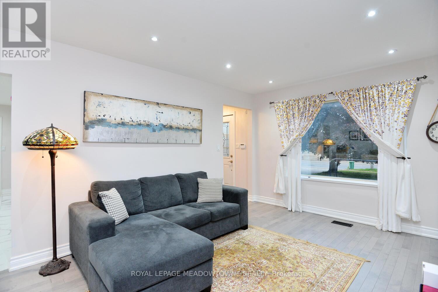 825 North Service Road, Mississauga, ON - Indoor Photo Showing Living Room