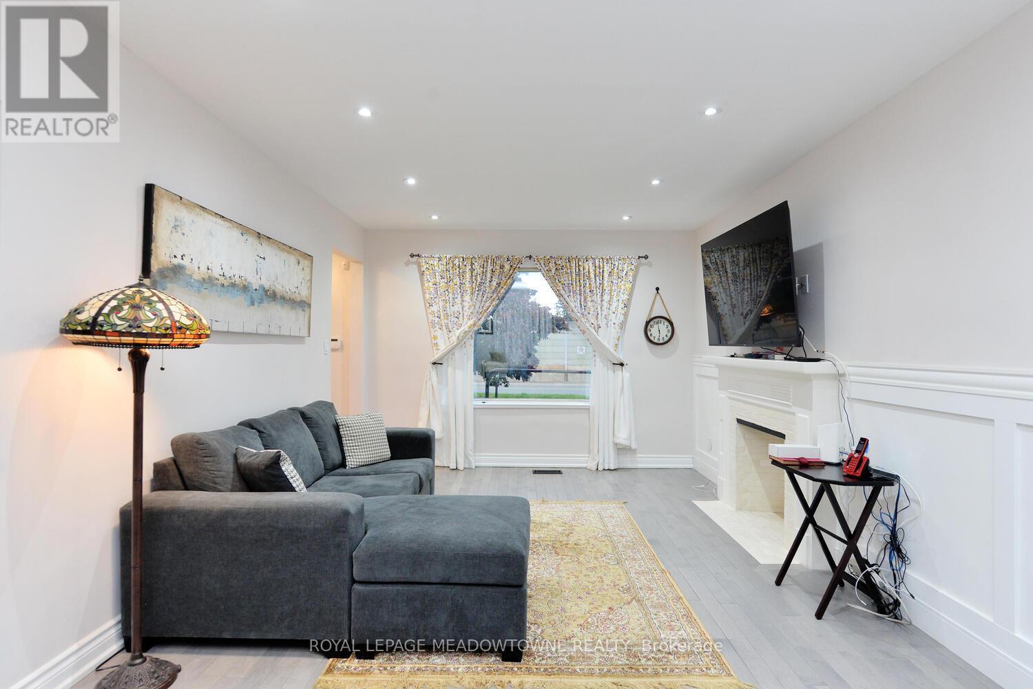 825 North Service Road, Mississauga, ON - Indoor Photo Showing Living Room