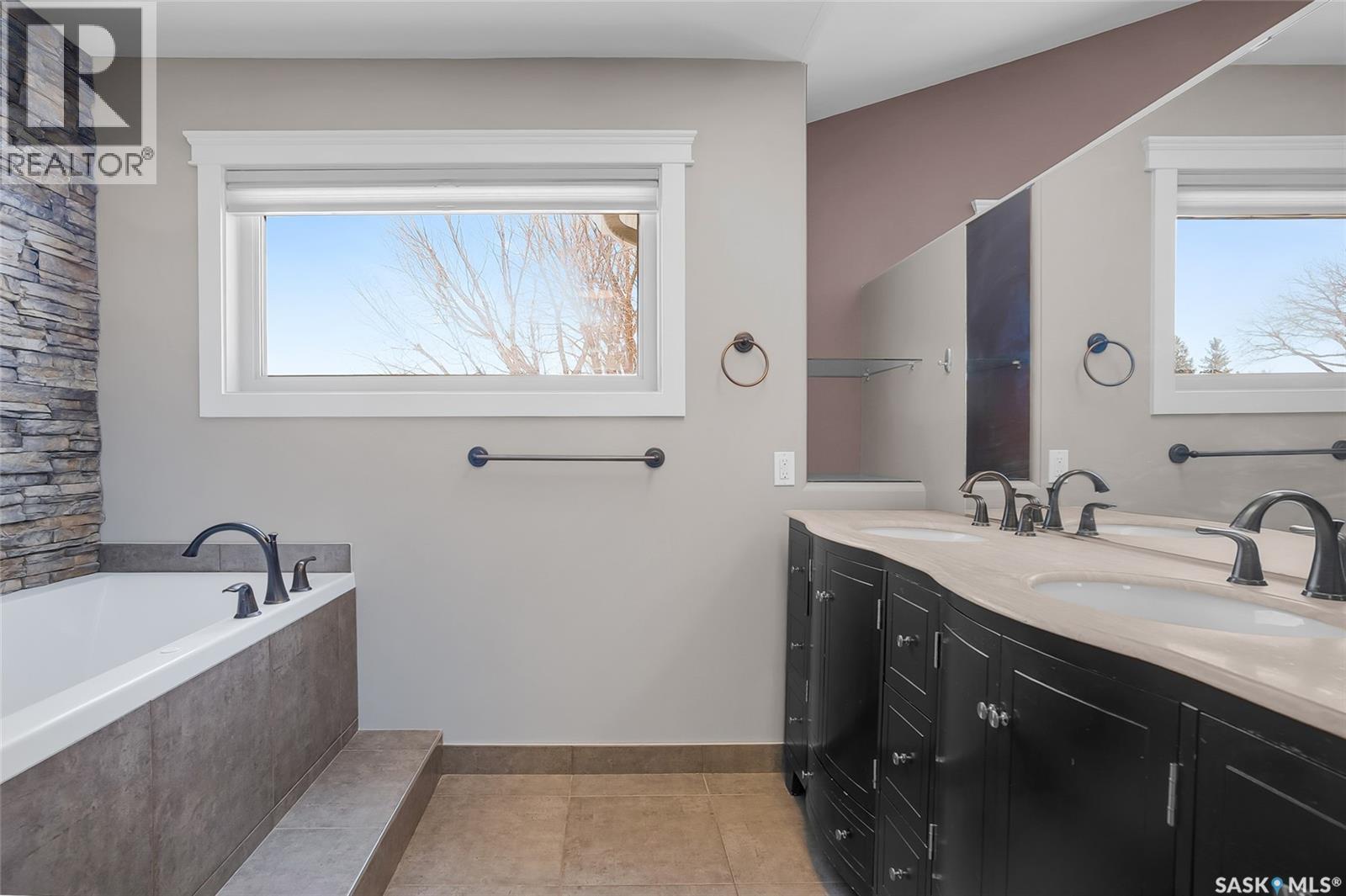 502 4Th Street E, Saskatoon, SK - Indoor Photo Showing Bathroom