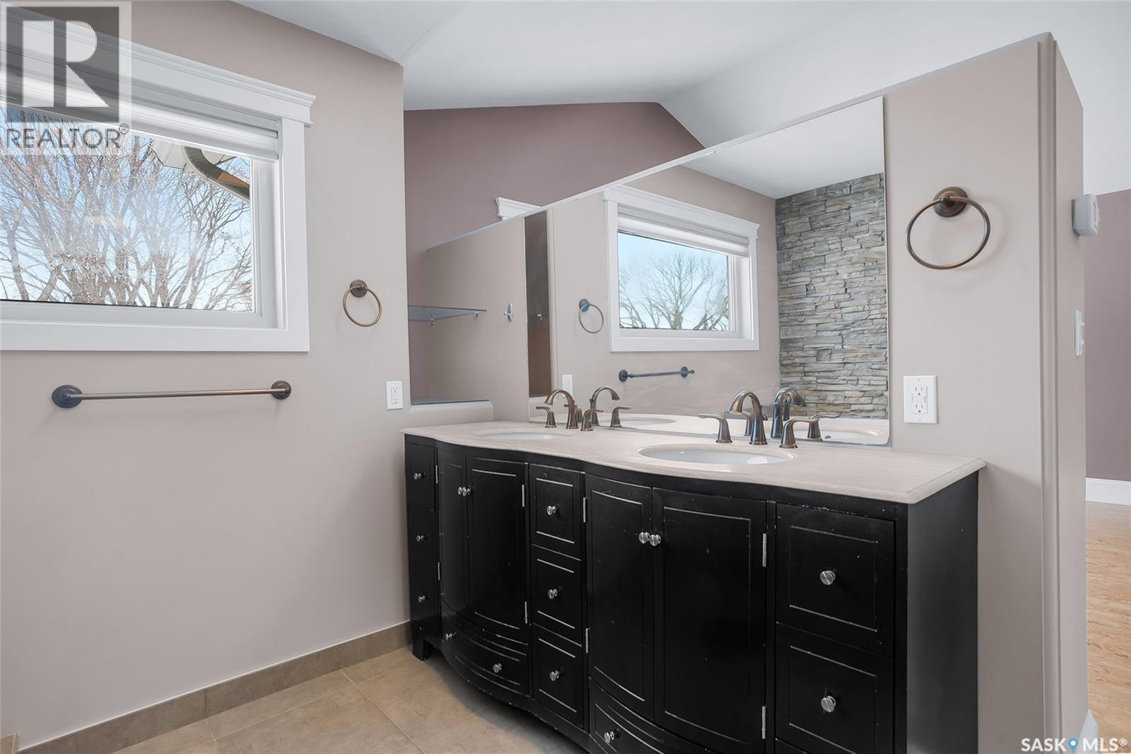 502 4Th Street E, Saskatoon, SK - Indoor Photo Showing Bathroom