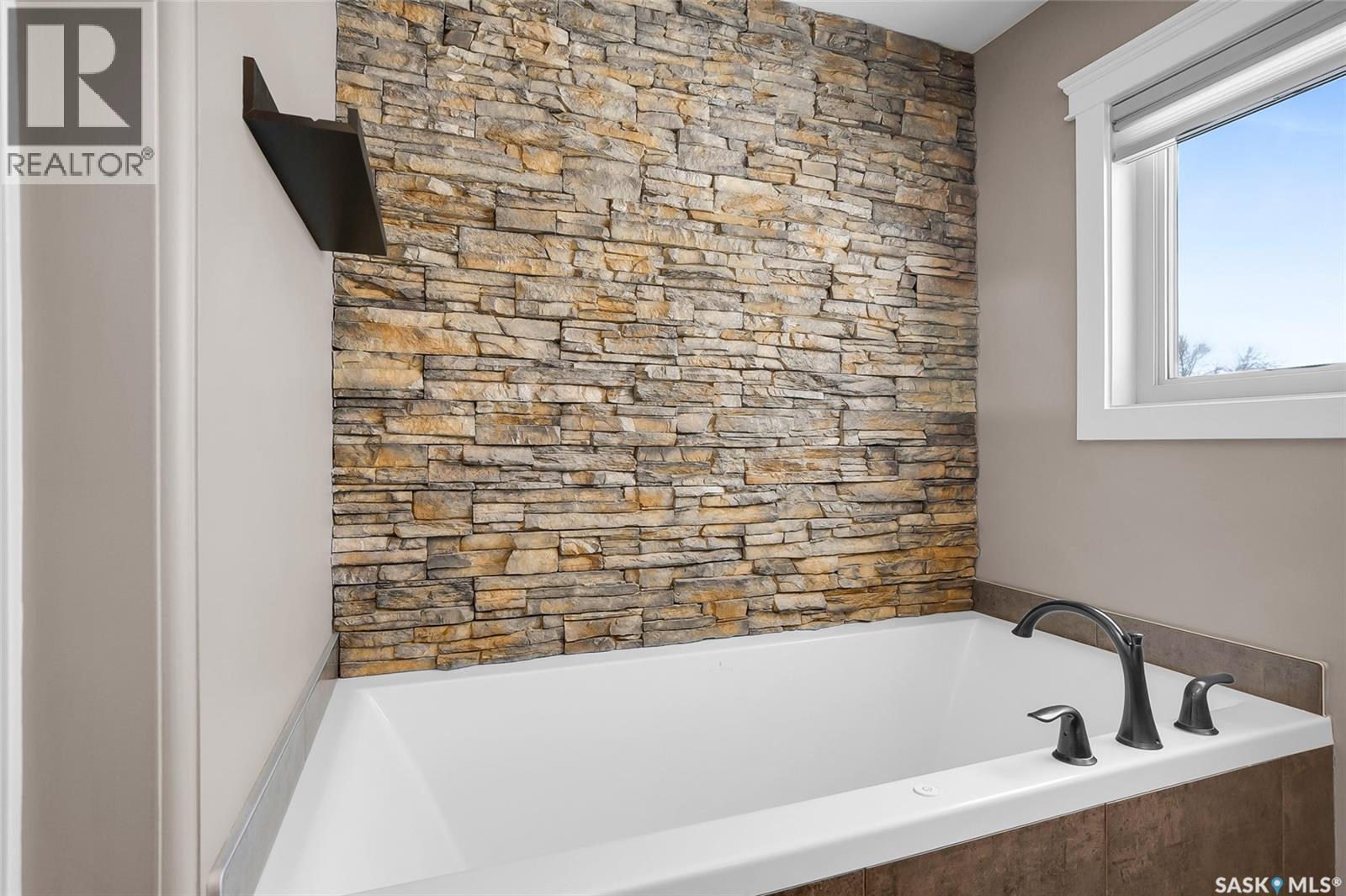 502 4Th Street E, Saskatoon, SK - Indoor Photo Showing Bathroom