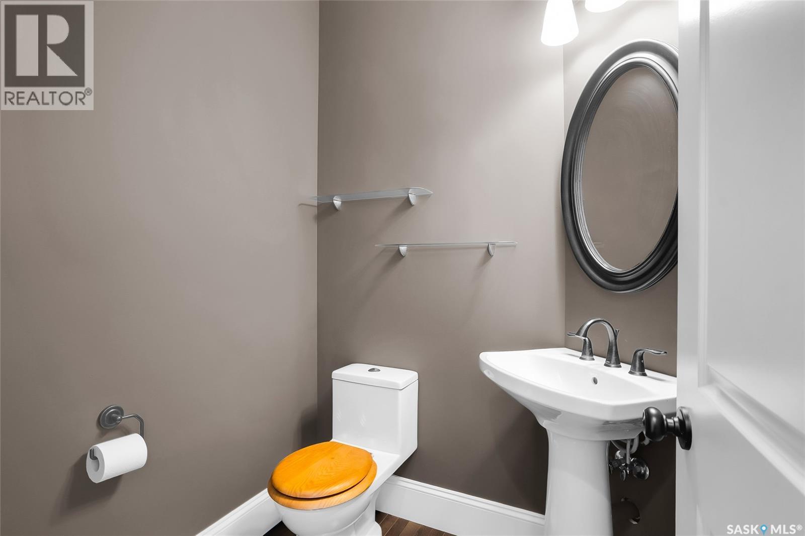 502 4Th Street E, Saskatoon, SK - Indoor Photo Showing Bathroom