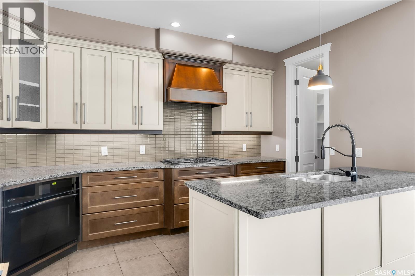 502 4Th Street E, Saskatoon, SK - Indoor Photo Showing Kitchen With Upgraded Kitchen