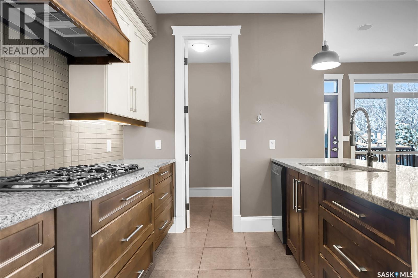 502 4Th Street E, Saskatoon, SK - Indoor Photo Showing Kitchen With Upgraded Kitchen