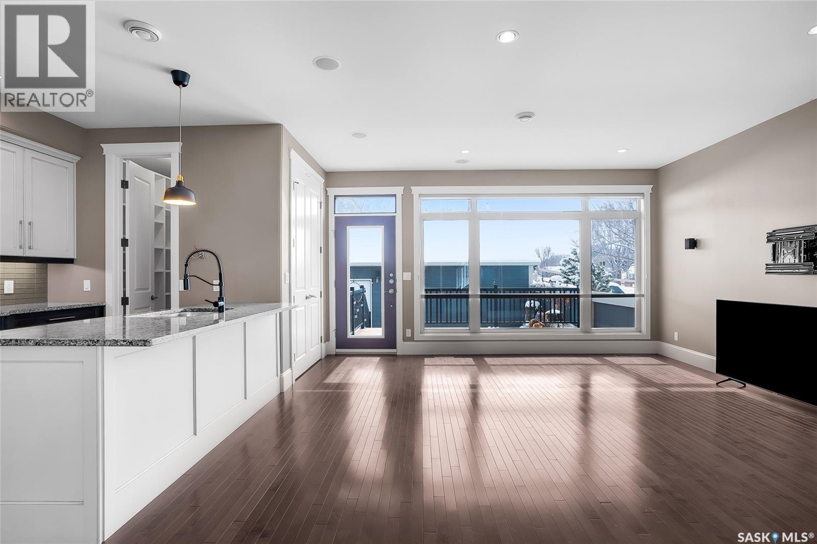 502 4Th Street E, Saskatoon, SK - Indoor Photo Showing Kitchen With Upgraded Kitchen