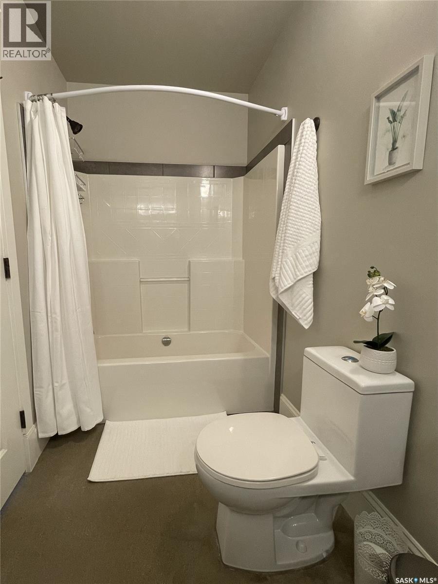 502 4Th Street E, Saskatoon, SK - Indoor Photo Showing Bathroom