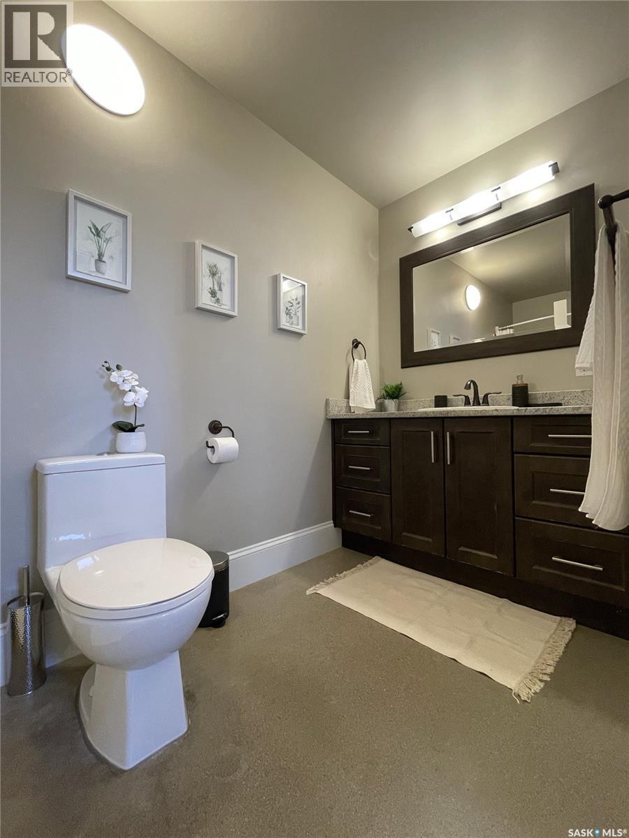 502 4Th Street E, Saskatoon, SK - Indoor Photo Showing Bathroom