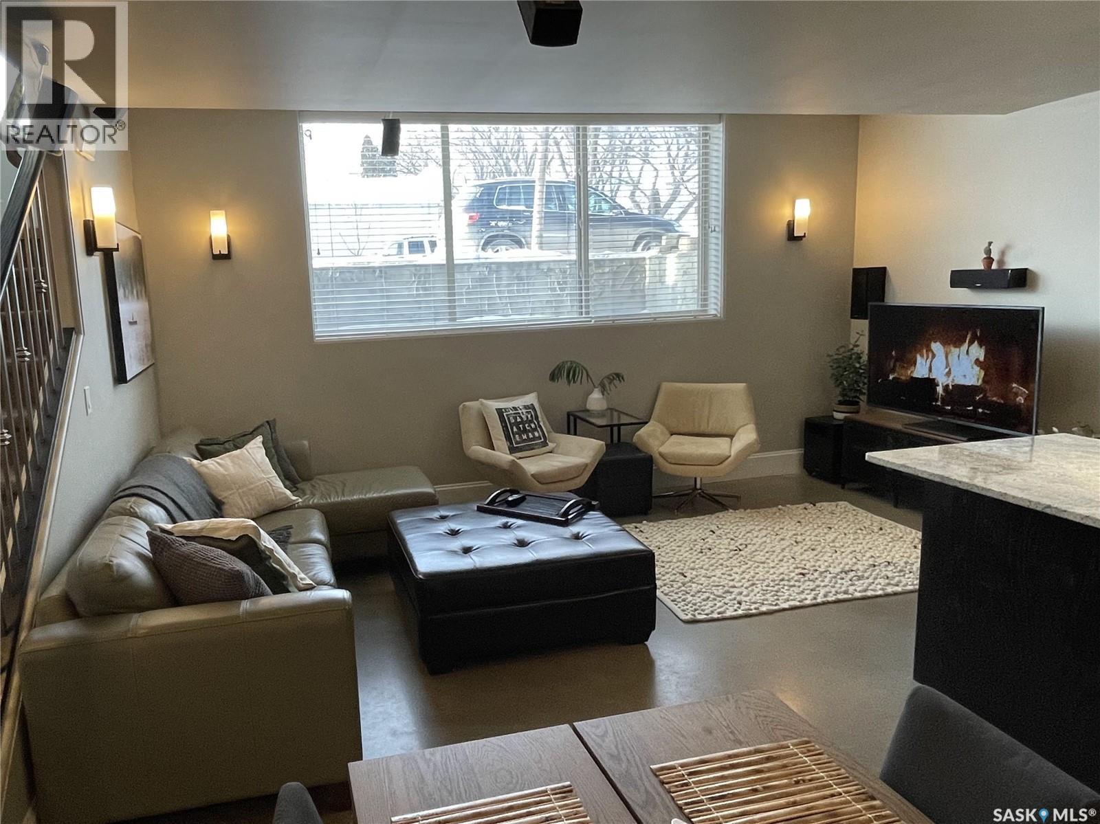 502 4Th Street E, Saskatoon, SK - Indoor Photo Showing Living Room
