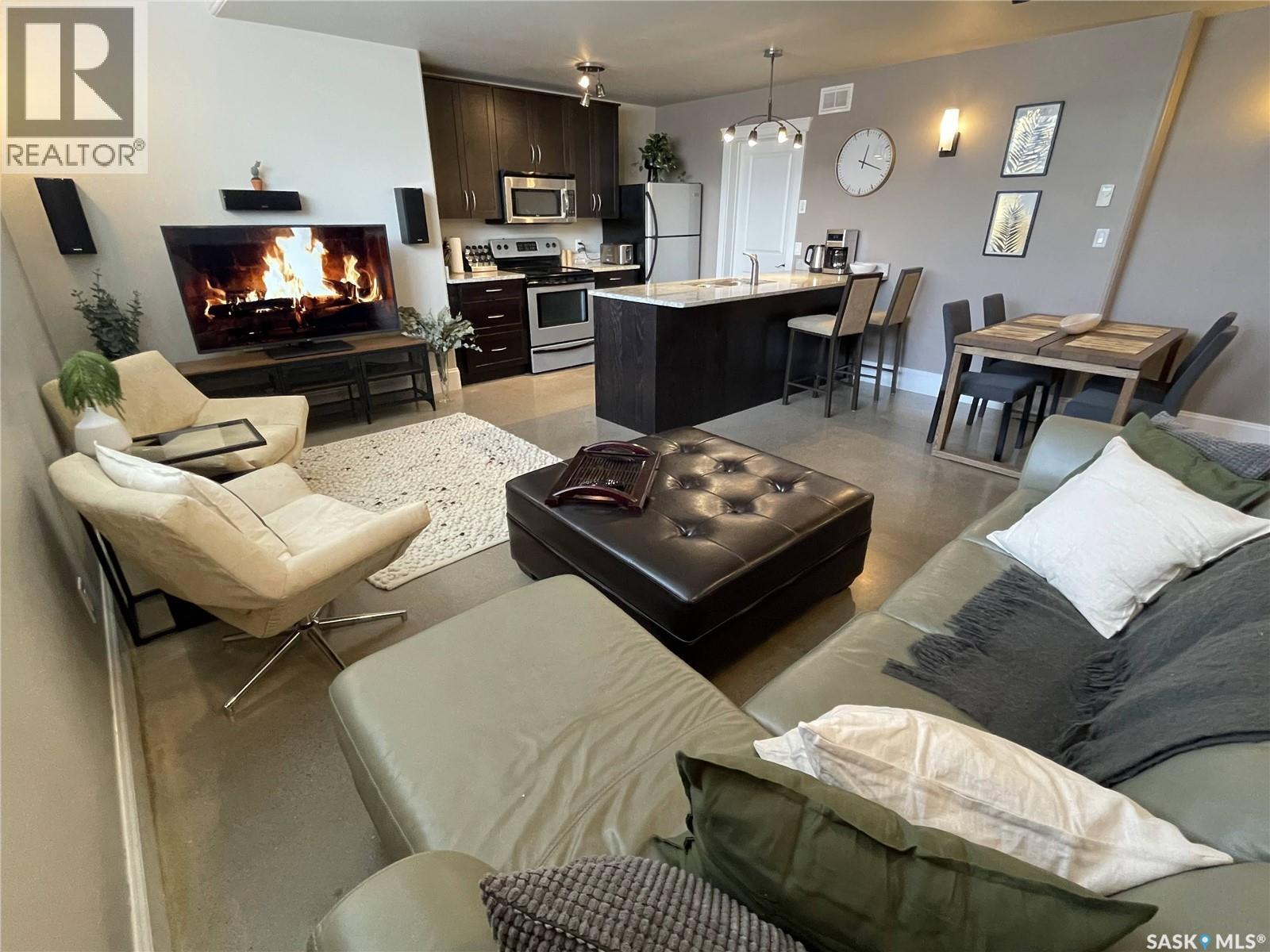 502 4Th Street E, Saskatoon, SK - Indoor Photo Showing Living Room