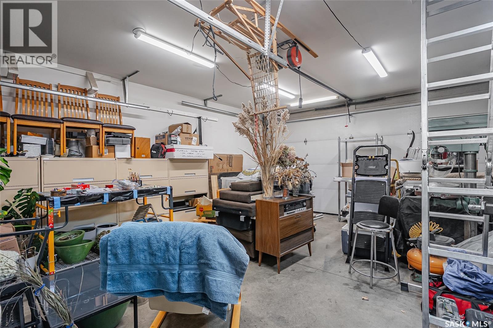 502 4Th Street E, Saskatoon, SK - Indoor Photo Showing Garage