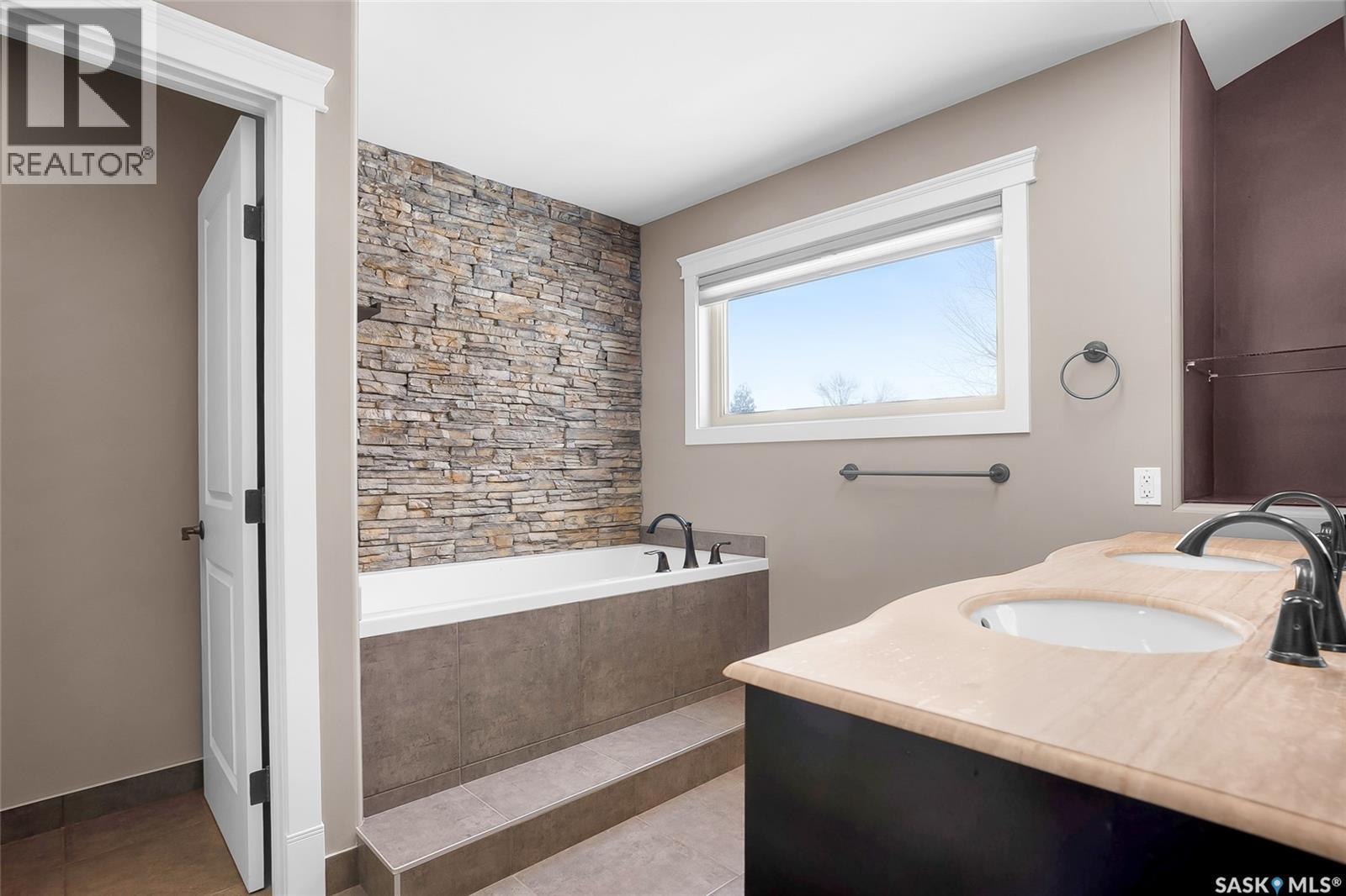 502 4Th Street E, Saskatoon, SK - Indoor Photo Showing Bathroom