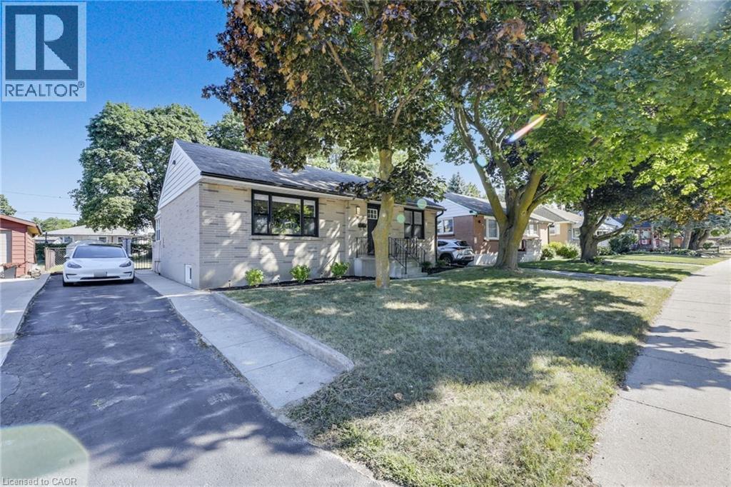 Single-story residence featuring light-colored brick siding and a dark roof - 18 Tweedsmuir Avenue, London, ON - Outdoor