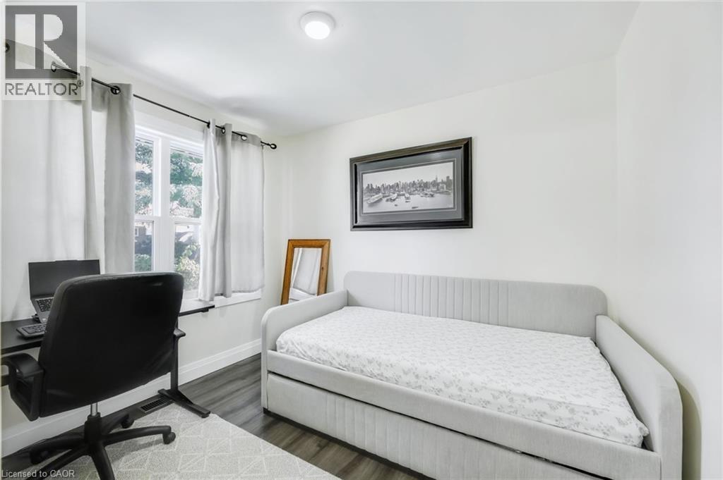 Room featuring a single window, recessed lighting, and wood-finish flooring - 18 Tweedsmuir Avenue, London, ON - Indoor Photo Showing Bedroom